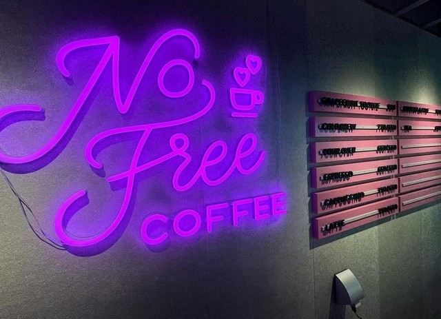 <div>『No Free Coffee（ノーフリーコーヒー）』</div>
<div>LA 発のカフェを併設したマルチスペース。</div>
<div>東京都渋谷区神宮前6丁目13-9 1階</div>
<div>https://www.instagram.com/nofreecoffeejapan/</div><div class="thumnail post_thumb"><a href="https://www.instagram.com/nofreecoffeejapan/"><h3 class="sitetitle">Instagram</h3><p class="description"></p></a></div> ()