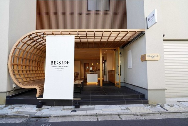 <div>『Be:side表参道店』</div>
<div>くず餅乳酸菌®を使用したスイーツやドリンク</div>
<div>創業1805年元祖くず餅の船橋屋が提供。</div>
<div>東京都渋谷区神宮前3丁目14－6</div>
<div>https://tabelog.com/tokyo/A1306/A130602/13256986/</div>
<div>https://www.instagram.com/beside_omotesando/</div>
<div><iframe src="https://www.facebook.com/plugins/video.php?height=315&href=https%3A%2F%2Fwww.facebook.com%2Fbesideomotesando%2Fvideos%2F114501850727195%2F&show_text=true&width=560" width="560" height="430" style="border: none; overflow: hidden;" scrolling="no" frameborder="0" allowfullscreen="true" allow="autoplay; clipboard-write; encrypted-media; picture-in-picture; web-share"></iframe></div>
<div><iframe src="https://www.facebook.com/plugins/post.php?href=https%3A%2F%2Fwww.facebook.com%2Fbesideomotesando%2Fposts%2F121736493337064&width=500&show_text=true&height=666&appId" width="500" height="666" style="border: none; overflow: hidden;" scrolling="no" frameborder="0" allowfullscreen="true" allow="autoplay; clipboard-write; encrypted-media; picture-in-picture; web-share"></iframe></div>
<div></div><div class="news_area is_type01"><div class="thumnail"><a href="https://tabelog.com/tokyo/A1306/A130602/13256986/"><div class="image"><img src="https://tblg.k-img.com/resize/640x640c/restaurant/images/Rvw/147954/147954817.jpg?token=1697490&api=v2"></div><div class="text"><h3 class="sitetitle">BE:SIDE (表参道/甘味処)</h3><p class="description">★★★☆☆3.03 ■予算(昼):￥1,000～￥1,999</p></div></a></div></div> ()
