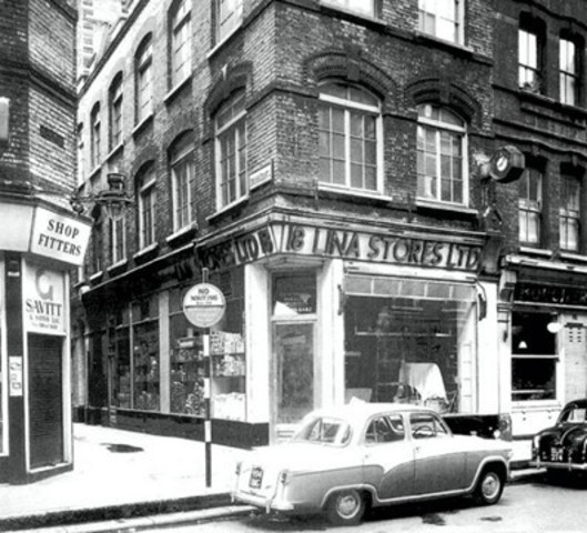 <div>日本初上陸</div>
<div>「LINA STORES（リナストアズ）」7月30日オープン！</div>
<div>1944年ロンドン・ソーホー地区で創業し、イタリアンデリカテッセンや</div>
<div>レストランとして人気を誇る「リナストアズ」英国外初の旗艦店。。。</div>
<div>https://tabelog.com/tokyo/A1306/A130602/13261306/</div>
<div>https://www.instagram.com/linastoresjp/</div>
<div><iframe src="https://www.facebook.com/plugins/post.php?href=https%3A%2F%2Fwww.facebook.com%2Flinastoresjp%2Fposts%2F198773615595555&show_text=true&width=500" width="500" height="459" style="border: none; overflow: hidden;" scrolling="no" frameborder="0" allowfullscreen="true" allow="autoplay; clipboard-write; encrypted-media; picture-in-picture; web-share"></iframe></div>
<div><iframe src="https://www.facebook.com/plugins/post.php?href=https%3A%2F%2Fwww.facebook.com%2Flinastoresjp%2Fposts%2F199507072188876&show_text=true&width=500" width="500" height="710" style="border: none; overflow: hidden;" scrolling="no" frameborder="0" allowfullscreen="true" allow="autoplay; clipboard-write; encrypted-media; picture-in-picture; web-share"></iframe></div><div class="news_area is_type01"><div class="thumnail"><a href="https://tabelog.com/tokyo/A1306/A130602/13261306/"><div class="image"><img src="https://tblg.k-img.com/resize/640x640c/restaurant/images/Rvw/155664/155664730.jpg?token=504f2eb&api=v2"></div><div class="text"><h3 class="sitetitle">LINA STORES (表参道/イタリアン)</h3><p class="description"></p></div></a></div></div> ()