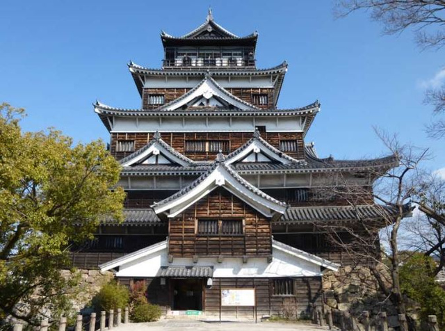 <p><br />　原爆により倒壊した広島城天守閣は、昭和３３年（1958）に再建され、広島城郷土館として開館し、今年で６０年目を迎えました。</p>
<p><br />　本企画展では、市民の皆様と歩んだ広島城の歴史を振り返り、戦後復興に込められた願いや生活に触れていただけたらと考えられたものだそうです。</p>
<p><br />　天守閣の展望台からは、被爆の惨禍から見事に復興した広島の街が見られるそうです。</p>
<p>ぜひ、行ってみたいですね！</p><div class="thumnail post_thumb"><a href=""><h3 class="sitetitle"></h3><p class="description"></p></a></div> ()