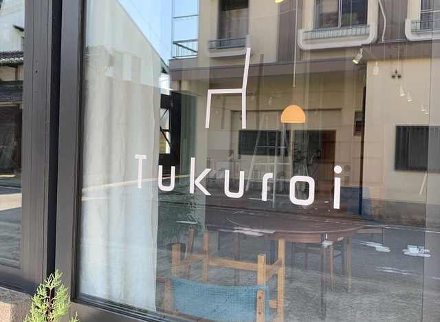 <p>【 tukuroi 】家具リペア・北欧ヴィンテージ家具販売 2019.8/3オープン</p>
<p>愛媛県松山市三津1-2-8</p>
<p>tukuroiの倉庫は元製菓工場で、50年くらい前に建てられた建物。家具を中心に壊れたものをtukuroi(繕い)ます。家具リペア・北欧ヴィンテージ家具販売。</p>
<p>http://bit.ly/2Keaf0E</p><div class="news_area is_type01"><div class="thumnail"><a href="http://bit.ly/2Keaf0E"><div class="image"><img src="https://scontent-nrt1-1.cdninstagram.com/vp/af35ee5356a137067a5017744ea2dd19/5DCE7767/t51.2885-15/e35/s1080x1080/66175952_883095155404663_1573747271844243771_n.jpg?_nc_ht=scontent-nrt1-1.cdninstagram.com"></div><div class="text"><h3 class="sitetitle">tukuroi on Instagram: “﻿ ﻿ 本日やっと！家具が入荷しました。﻿ ﻿ 今は海外への買い付けは色々な面で難しいので﻿ ﻿ まずは少しずつ国内で買い付けをすることにしました。﻿ ﻿ ﻿ トラックで輸送中、びっくりするようなトラブルが﻿ ﻿ 起こったりで、、、やや大変な1日になりました。﻿ ﻿…”</h3><p class="description">37 Likes, 4 Comments - tukuroi (@tukuroi2018) on Instagram: “﻿ ﻿ 本日やっと！家具が入荷しました。﻿ ﻿ 今は海外への買い付けは色々な面で難しいので﻿ ﻿ まずは少しずつ国内で買い付けをすることにしました。﻿ ﻿ ﻿…”</p></div></a></div></div> ()