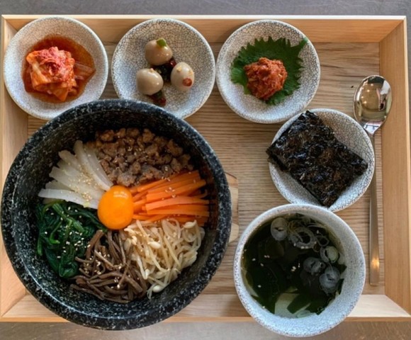 <div>『韓国酒場 さんとら』</div>
<div>本場の韓国料理の再現ではなく、</div>
<div>自分たちがおいしいとおもえる味、</div>
<div>日本人や北海道の皆さんの味覚に寄り添った料理を提供。</div>
<div>場所:北海道札幌市中央区南3条西7丁目5番地</div>
<div>投稿時点の情報、詳細はお店のSNS等確認下さい。</div>
<div>https://www.instagram.com/santora_sapporo/<br /><br /></div> ()