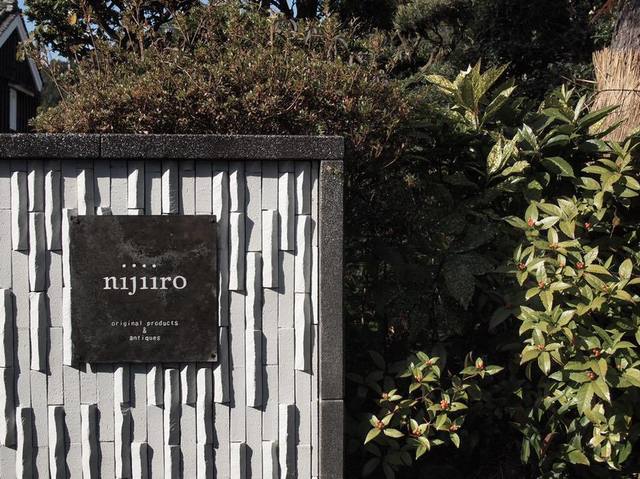 <p>【 nijiiro originalproducts&antiques 】</p>
<p>小さな診療所跡のオリジナル商品と気軽に使える古道具や古いうつわなどを並べた小さなギャラリーと喫茶(土曜のみ)。</p>
<p>https://bit.ly/2ZloTfo<br />https://www.instagram.com/24iro/<br />https://www.instagram.com/nijiiro7/<br />https://tabelog.com/mie/A2401/A240103/24015355/</p><div class="news_area is_type01"><div class="thumnail"><a href="https://bit.ly/2ZloTfo"><div class="image"><img src="https://scontent-nrt1-1.xx.fbcdn.net/v/t1.0-9/101332577_3083213998393583_5216431952168484864_o.jpg?_nc_cat=107&_nc_sid=2d5d41&_nc_oc=AQlwBB3rQVQRllmF6EHADRSHUZnc9trtIhOYQYKkougkr0gAsuK1JOHx9kasKomqapo&_nc_ht=scontent-nrt1-1.xx&oh=573d2c637ca971382e2052d331cfc22d&oe=5F311656"></div><div class="text"><h3 class="sitetitle">nijiiro  originalproducts&antiques</h3><p class="description">明日6日(土)から、店舗営業を再開します。
﻿
再開にあたりまして、しばらく喫茶スペースはお休みさせていただきます。
コーヒーのテイクアウトもご用意できませんので、ご了承ください。

喫茶スペースだった場所は、新たに製作したホーローの商品を展示販売しています。

﻿
御来店の際は、下記にご協力お願いいたします。

﻿○入り口に消毒液を設置しておりますので、ご利用の上ご入店くださいませ。﻿...</p></div></a></div></div> ()