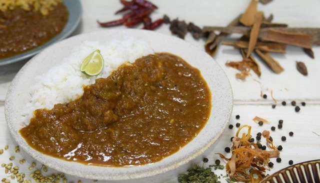 <div>一皿に玉ねぎ丸ごと1個使用！</div>
<div>「TOKYO SPICE ななCURRY 青山」7月7日オープン！</div>
<div>じっくりと蒸して炒めた北海道産玉ねぎと厳選した天然スパイスに</div>
<div>鶏と牛からダシを取り加えたシンプルな一皿のスパイスカレー。。</div>
<div>https://tabelog.com/tokyo/A1306/A130603/13260956/</div>
<div>https://www.instagram.com/nana_curry_7/<br />https://nana-aoyama.com/</div>
<div><iframe src="https://www.facebook.com/plugins/post.php?href=https%3A%2F%2Fwww.facebook.com%2Ftokyospice.nana.curry%2Fposts%2F115237014145637&show_text=true&width=500" width="500" height="652" style="border: none; overflow: hidden;" scrolling="no" frameborder="0" allowfullscreen="true" allow="autoplay; clipboard-write; encrypted-media; picture-in-picture; web-share"></iframe></div>
<div class="news_area is_type01">
<div class="thumnail"><a href="https://tabelog.com/tokyo/A1306/A130603/13260956/">
<div class="image"><img src="https://tblg.k-img.com/resize/640x640c/restaurant/images/Rvw/154249/154249412.jpg?token=b59038a&api=v2" /></div>
<div class="text">
<h3 class="sitetitle">TOKYO SPICE ななCURRY 青山 (外苑前/カレーライス)</h3>
<p class="description"></p>
</div>
</a></div>
</div> ()