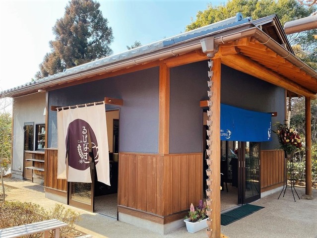 <div>『Caféるぴなす』</div>
<div>野田市初のバブルワッフル専門店。</div>
<div>場所:千葉県野田市清水906清水公園花ファンタジア内</div>
<div>投稿時点の情報、詳細はお店のSNS等確認ください。</div>
<div>https://www.shimizu-kouen-eatery.com/fantasia/</div>
<div><iframe src="https://www.facebook.com/plugins/post.php?href=https%3A%2F%2Fwww.facebook.com%2Fpermalink.php%3Fstory_fbid%3D4548932465211781%26id%3D598574796914254&show_text=true&width=500" width="500" height="377" style="border: none; overflow: hidden;" scrolling="no" frameborder="0" allowfullscreen="true" allow="autoplay; clipboard-write; encrypted-media; picture-in-picture; web-share"></iframe></div>
<div>
<blockquote class="twitter-tweet">
<p lang="ja" dir="ltr">いよいよ明日から！<br /><br />フィールドアスレチックに小さなお子様のために作った「幼児専用エリア」<br /><br />花ファンタジア内にカラフルな見た目ともちもち食感が新しいバブルワッフル専門店、「cafeるぴなす」<br /><br />ふたつの施設がオープンします！✨ <a href="https://t.co/fMcKAb7jaE">pic.twitter.com/fMcKAb7jaE</a></p>
— 清水公園 (@shimizukouen) <a href="https://twitter.com/shimizukouen/status/1498219103810916355?ref_src=twsrc%5Etfw">February 28, 2022</a></blockquote>
<script async="" src="https://platform.twitter.com/widgets.js" charset="utf-8"></script>
</div>
<div></div>
<div class="thumnail post_thumb">
<h3 class="sitetitle"></h3>
</div> ()