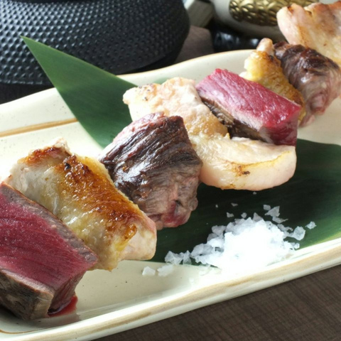 <p>北海道産 肉四昧 950円（税抜）</p>
<p>牛・豚・エゾ鹿・鶏の4種のお肉を長さ30cmの特大串で。かなりお得な商品です。</p> ()