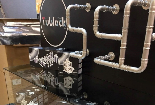 <p>チューブロックとは、配管継手メーカー生まれの新しいカタチの組立ブロック</p>
<p>配管継手の「つなぐ！まげる！わける！」という機能と、</p>
<p>独特の美しいフォルムを活かし、様々なモノを作ることができるようです。</p>
<p>3月3日(土)、チューブロック史上初の直営店舗『Tublock Factory』さんが、</p>
<p>キャナルシティ博多センターウォーク南側B1Fにオープンされました。<br /><br /></p> ()