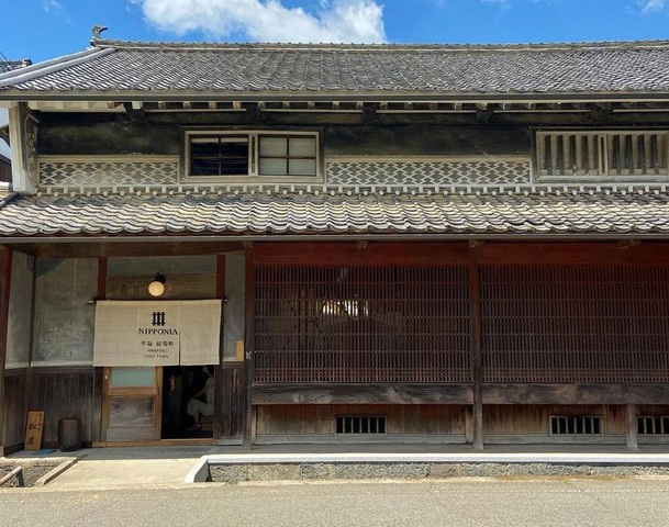 <div>『NIPPONIA 平福宿場町』</div>
<div>大正時代に建てられた酒造場と母屋が<br />一棟貸しの宿とダイニング、和菓子カフェに。</div>
<div>兵庫県佐用郡佐用町平福697-1</div>
<div>https://nipponia-hirafuku.jp/</div>
<div>https://www.instagram.com/p/CSOq292ldms/</div>
<div><iframe src="https://www.facebook.com/plugins/post.php?href=https%3A%2F%2Fwww.facebook.com%2Fnipponia.hirafuku%2Fposts%2F117480503949505%3A0&show_text=true&width=500" width="500" height="534" style="border: none; overflow: hidden;" scrolling="no" frameborder="0" allowfullscreen="true" allow="autoplay; clipboard-write; encrypted-media; picture-in-picture; web-share"></iframe></div>
<div class="news_area is_type01">
<div class="thumnail"><a href="https://nipponia-hirafuku.jp/">
<div class="image"><img src="https://nipponia-hirafuku.jp/wp-content/uploads/2021/08/nipponia_ogp.jpg" /></div>
<div class="text">
<h3 class="sitetitle">【公式】NIPPONIA 平福宿場町</h3>
<p class="description">兵庫県佐用町の古民家一棟貸しホテル&レストラン</p>
</div>
</a></div>
</div> ()