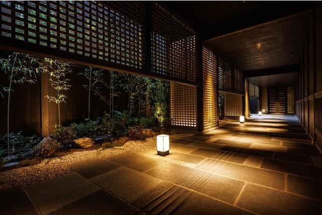 <div>『THE BLOSSOM KYOTO』</div>
<div>やんわりつながる。四季ごとに美しく姿を変えるまち</div>
<div>京都の面影を至るところに表現するホテル。</div>
<div>京都府京都市下京区五条通東洞院東入万寿寺町140番地2</div>
<div>https://www.jrk-hotels.co.jp/Kyoto/</div>
<div>https://www.instagram.com/the_blossom_kyoto/</div>
<div><iframe src="https://www.facebook.com/plugins/post.php?href=https%3A%2F%2Fwww.facebook.com%2Fthe.blossom.kyoto%2Fposts%2Fpfbid0CtSvgWmmXH3wdJAiepMDiGi5MZHkDqSjAkK8EYkD9HFEWcCTiqQr6yRhNRkxTHt9l&show_text=true&width=500" width="500" height="754" style="border: none; overflow: hidden;" scrolling="no" frameborder="0" allowfullscreen="true" allow="autoplay; clipboard-write; encrypted-media; picture-in-picture; web-share"></iframe></div>
<div class="news_area is_type01">
<div class="thumnail"><a href="https://www.jrk-hotels.co.jp/Kyoto/">
<div class="image"><img src="https://www.jrk-hotels.co.jp/Kyoto/resources/images/common/ogimage.jpg" /></div>
<div class="text">
<h3 class="sitetitle">【公式】THE BLOSSOM KYOTO</h3>
<p class="description">THE BLOSSOM KYOTOは、京都・四条の両駅より1駅2分の好立地。館内では、伝統工芸作品や特別に調製されたお香など、各所に京都の伝統を感じていただけます。レストラン・大浴場・フィットネス・無料ドリンクスペースなど充実した設備が整っており、旅の拠点として最適です。</p>
</div>
</a></div>
</div> ()