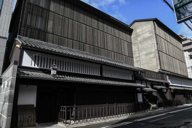 <p>都市型ラグジュアリーホテル『THE HIRAMATSU 京都』3/18オープン</p>
<p>江戸時代から残る京町家の意匠を崩すことなく、現代のホテルの快適さを併せ持つホテルに再生。</p>
<p>京都市中京区室町通三条上る役行者町361</p>
<p>https://www.hiramatsuhotels.com/kyoto/</p><div class="news_area is_type01"><div class="thumnail"><a href="https://www.hiramatsuhotels.com/kyoto/"><div class="image"><img src="https://www.hiramatsuhotels.com/kyoto/files/ogp.jpg"></div><div class="text"><h3 class="sitetitle">THE HIRAMATSU 京都 | ひらまつ ホテルズ</h3><p class="description">【2020.03.18開業】THE HIRAMATSU 京都は、京都の中心地・中京区の室町通りに誕生する都市型ラグジュアリーホテルです。街を知り、街を堪能するためのホテル。ひらまつからの新しい提案です。</p></div></a></div></div> ()
