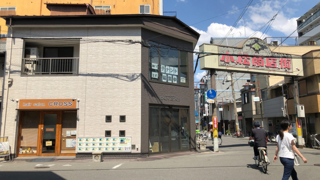 <p>事務所・医療機関・美容系・塾など可能な貸店舗が、阪急京都線</p>
<p>「上新庄駅」から徒歩2分の小松商店街入口の2階ワンフロア―にあります。</p>
<p>広さは66㎡のスケルトンとなっており、あなた好みのレイアウトに</p>
<p>いかがでしょうか?</p>
<p>人通りも多く、2階ですが角地で大きな窓がポイントの一つです。</p>
<p>築年数は少し古いですが、外壁リフォームも終わり、</p>
<p>おしゃれな茶色と白のツートンカラーに仕上がっています。</p>
<p>美容系や医療系などにオススメな物件です。</p>
<p>詳しい詳細や内覧希望の方はココチ不動産までご連絡下さい。</p>
<p>TEL06-6326-6151</p>
<p><a href="http://www.cocochi-chintai.jp/area_co/bknshiku_co27114/bkn/room47567133.html">お部屋をお探しのお客様は『ココチ不動産』までお気軽にお問い合わせ下さい！！</a><br /><br />http://www.cocochi-chintai.jp/</p>
<div class="news_area is_type01">
<div class="thumnail"><a href="http://www.cocochi-chintai.jp/">
<div class="image"><img src="../../sv_image/w640h640/1q/Ml/1qMlQIN6PWcCunGl.jpg" /></div>
<div class="text">
<h3 class="sitetitle">大阪市東淀川区の賃貸お部屋探しなら『ココチ不動産』</h3>
<p class="description">ココチ不動産のTOPページです。弊社は大阪市東淀川区の賃貸情報をお客様にご紹介しております。一人暮らし向けの物件から、ご家族でお住まいになれるファミリー向け物件まで幅広く取り揃えております。大阪市東淀川区へのお引越しはぜひココチ不動産へお任せ下さい！</p>
</div>
</a></div>
</div> ()