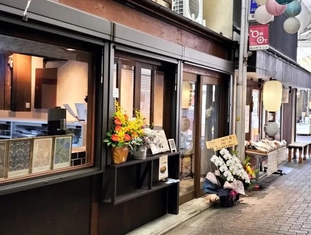 <div>『Ray cafe（レイカフェ）』</div>
<div>古川町商店街の真ん中あたりにあるカフェ。</div>
<div>京都府京都市東山区古川町</div>
<div>https://www.furukawacho.com/information/ray-cafe/</div>
<div>https://www.instagram.com/ray_cafe2023/</div>
<div><iframe src="https://www.facebook.com/plugins/post.php?href=https%3A%2F%2Fwww.facebook.com%2Ffurukawachoshoppingarcade%2Fposts%2Fpfbid0365BEXoeqFVBjTMewBMJTyHwkZoa5qYaLp8Pb5CUmesnF5VQKqKTA29a8tyeUs9uUl&show_text=true&width=500" width="500" height="748" style="border: none; overflow: hidden;" scrolling="no" frameborder="0" allowfullscreen="true" allow="autoplay; clipboard-write; encrypted-media; picture-in-picture; web-share"></iframe></div><div class="thumnail post_thumb"><a href="https://www.furukawacho.com/information/ray-cafe/"><h3 class="sitetitle">Ray cafe | 京都市東山区で、東の錦と言われ、観光名所も近いレトロな商店街「古川町商店街」Furukawacho Shopping Arcade</h3><p class="description">京都市東山区で、東の錦と言われ、観光名所も近いレトロな商店街「古川町商店街」</p></a></div> ()