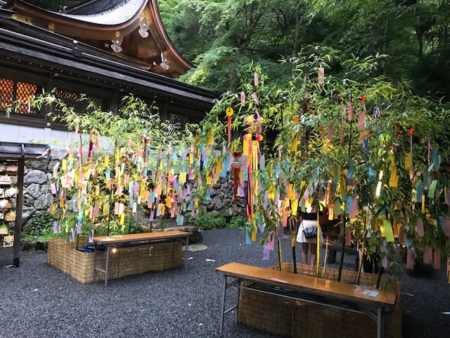<p>京都左京区の貴船神社にて「七夕笹飾りライトアップ」が開催されています。</p>
<p>ネーミングが七夕ですが8/15まで開催されています。</p>
<p>ご自身で短冊（1枚100円）にお願い事を書いて笹に飾り付けることができます。</p>
<p>凛とした参道を歩くのは夏でも涼しく避暑で訪れるにも最適です。</p>
<p>また、貴船では川床料理や流しそうめんの季節になるので、食事の後に貴船神社に訪れてみるのもよいかもしれませんね。</p>
<p>開催期間：7/1～8/15</p>
<p>開催時間：平日：夕暮れから20：00　※土日祝は21：00まで</p>
<p>叡山電鉄「貴船口」駅⇋貴船までのバスが開催時間終了まで延長しています。</p>
<p> </p>
<div class="thumnail post_thumb"> </div><div class="thumnail post_thumb"><a href=""><h3 class="sitetitle"></h3><p class="description"></p></a></div> ()