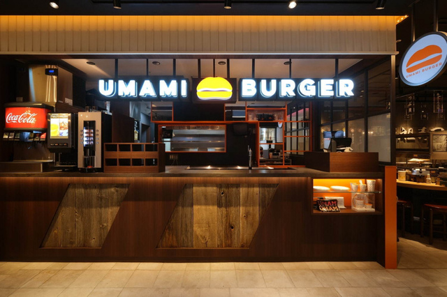<p>「UMAMI BURGER 大阪新阪急ホテル店」9月2日オープン！</p>
<p>アメリカ・LAで生まれ、現在は4ヶ国で20店舗以上を展開。</p>
<p>日本語の“うま味”をコンセプトにしたハンバーガーレストラン。</p>
<p>ローストやスチームなど、様々な調理方法を駆使することで、</p>
<p>最大限の“うま味”を引き出した食材とソースを組み合わせた</p>
<p>ハンバーガーを提供。。。</p>
<p>http://bit.ly/2ZEAa7F</p>
<div class="news_area is_type01"></div><div class="news_area is_type01"><div class="thumnail"><a href="http://bit.ly/2ZEAa7F"><div class="image"><img src="https://prtree.jp/sv_image/w640h640/oF/Nk/oFNkqicYTCfzYoRB.jpg"></div><div class="text"><h3 class="sitetitle">UMAMI BURGER JAPAN on Instagram: “大阪の皆さん‼️こんにちバーガー????????。 いよいよ9月2日にUMAMI BURGER®︎が関西1号店として大阪の梅田にオープンします‼️????。 そして大阪でしか味わえない限定バーガーも登場致します????。…”</h3><p class="description">116 Likes, 1 Comments - UMAMI BURGER JAPAN (@umamiburgerjpn) on Instagram: “大阪の皆さん‼️こんにちバーガー????????。 いよいよ9月2日にUMAMI BURGER®︎が関西1号店として大阪の梅田にオープンします‼️????。 そして大阪でしか味わえない限定バーガーも登場致します????。…”</p></div></a></div></div> ()