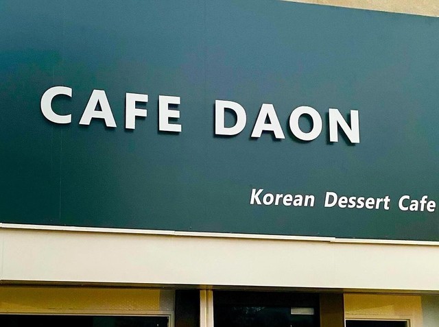<div>『CAFE DAON（カフェダオン）』</div>
<div>コーヒーや色んなドリンク、韓国風のデザート、</div>
<div>ビンス(韓国のかき氷)などを楽しめるカフェ。</div>
<div>場所:奈良県奈良市学園朝日町3-6</div>
<div>投稿時点の情報、詳細はお店のSNS等確認ください。</div>
<div>https://maps.app.goo.gl/fcTdpwoDDA9hV91M6</div>
<div>https://www.instagram.com/cafedaon2024/</div>
<div class="news_area is_type01">
<div class="thumnail"><a href="https://maps.app.goo.gl/fcTdpwoDDA9hV91M6">
<div class="image"><img src="https://lh5.googleusercontent.com/p/AF1QipNU6_K73ruJg6oVEyt0c5a0gxXkbSJrdykJe5RC=w900-h900-k-no-p" /></div>
<div class="text">
<h3 class="sitetitle">CAFE DAON(カフェダオン) · 〒631-0016 奈良県奈良市学園朝日町３−６</h3>
<p class="description">★★★★★ · カフェ・喫茶</p>
</div>
</a></div>
</div> ()