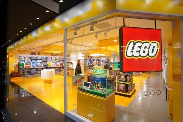 <div>「LEGO STORE 心斎橋店」11月20日オープン！</div>
<div>豊富なレゴ体験を提供する場所として、</div>
<div>心斎橋の新たなランドマーク心斎橋PARCOにオープン。。</div>
<div>http://clickbrick.info/news/article/8368/</div>
<div>https://www.facebook.com/legojp/</div>
<div>
<blockquote class="twitter-tweet">
<p lang="ja" dir="ltr">豊富なレゴ体験ができる「レゴストア 心斎橋店」がいよいよ11月20日(金)に <a href="https://twitter.com/hashtag/%E5%BF%83%E6%96%8E%E6%A9%8BPARCO?src=hash&ref_src=twsrc%5Etfw">#心斎橋PARCO</a> に🎉オープン！（入館は当面の間は事前予約制）道頓堀エリアの景色をモチーフとした光るモザイクアートや1/40スケールの通天閣、たこ焼きとお好み焼きの屋台、ビリケンなど、大阪ならではのディスプレーも！ <a href="https://t.co/SXevkry68H">pic.twitter.com/SXevkry68H</a></p>
— レゴ ジャパン公式 (@LEGO_Group_JP) <a href="https://twitter.com/LEGO_Group_JP/status/1329422908943343621?ref_src=twsrc%5Etfw">November 19, 2020</a></blockquote>
<script async="" src="https://platform.twitter.com/widgets.js" charset="utf-8"></script>
</div><div class="news_area is_type02"><div class="thumnail"><a href="http://clickbrick.info/news/article/8368/"><div class="image"><img src="http://clickbrick.info/system/wp-content/uploads/2020/11/b215ffe9ddf17d396f844fe5409b70e1.png"></div><div class="text"><h3 class="sitetitle">「レゴⓇストア心斎橋店」が心斎橋PARCOに2020年11月20日（金）オープン！ | LEGO clickbrick レゴクリックブリック</h3><p class="description">2020年11月20日（金）、「レゴⓇストア 心斎橋店」が心斎橋PARCO 6Fにオープンいたします。
最新のレゴストアとして豊富なレゴ体験を提供します。店内では、デモテーブルで最新の商品を体験したり、AR（拡張現実）…</p></div></a></div></div> ()