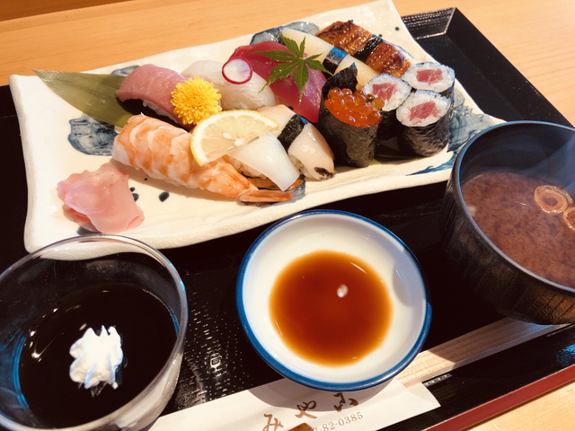 <p>今日は奈良市の名阪国道針テラスの近くの鮨 みや古さんへおじゃましてきました！</p>
<p>そこでおまかせ寿司を。</p>
<p>新鮮な魚を使ったお寿司はほんとうに美味しかったです！</p>
<p>みなさまもお近くに寄られた際には是非！</p>
<p> </p>
<p>ごちそうさまでした(o^^o)</p>
<div class="thumnail post_thumb">
<h3 class="sitetitle"></h3>
</div><div class="thumnail post_thumb"><a href=""><h3 class="sitetitle"></h3><p class="description"></p></a></div> ()