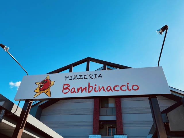 <div>名張市上八町に12/3にオープンされた「Bambinaccio」さんのランチに。</div>
<div>東京の名店で修業された職人が、生地からこだわり1枚1枚丁寧に目の前で焼き上げる本格薪釜ナポリピザ専門店。</div>
<div>12時には満席になっていました、人気店になりそうです。<br />https://goo.gl/maps/nBkh2vWqLroUmYp38</div>
<div>https://www.instagram.com/pizzeria_bambinaccio/</div>
<div><iframe src="https://www.facebook.com/plugins/post.php?href=https%3A%2F%2Fwww.facebook.com%2Fcocochiroom%2Fposts%2F6470196156387850&show_text=true&width=500" width="500" height="742" style="border: none; overflow: hidden;" scrolling="no" frameborder="0" allowfullscreen="true" allow="autoplay; clipboard-write; encrypted-media; picture-in-picture; web-share"></iframe></div>
<div class="news_area is_type02">
<div class="thumnail"><a href="https://goo.gl/maps/nBkh2vWqLroUmYp38">
<div class="image"><img src="/sv_image/w300h300/NA/m8/NAm8czWMpvBf1iKF.jpg" /></div>
<div class="text">
<h3 class="sitetitle">Bambinaccio バンビナッチョ · 〒518-0710 三重県名張市上八町１４８６−１０</h3>
<p class="description">★★★★☆ · ピザ店</p>
</div>
</a></div>
</div> ()