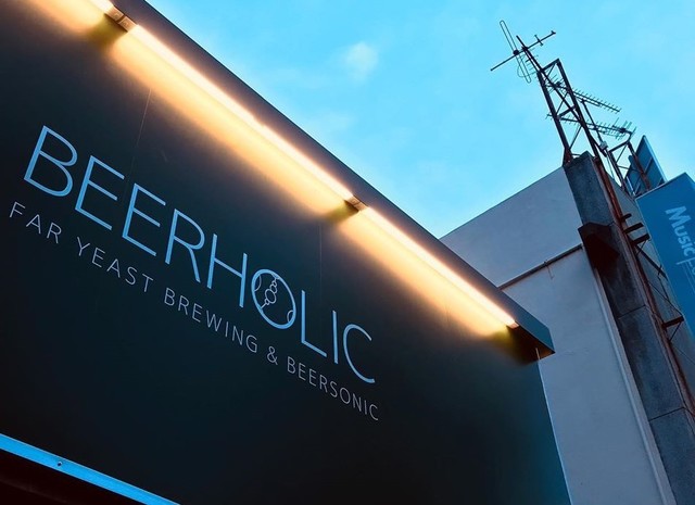<p>豊富に取り揃えたクラフトビールをテイクアウトできる</p>
<p>ボトルショップとして「BEERHOLIC」5月1日先行オープン！</p>
<p>Far Yeast Brewing(ファーイーストブルーイング)) 3店舗目の直営店</p>
<p>福岡市のクラフトビール専門店BEERSONICとのコラボ店</p>
<p>6月1日にビアバーとしてグランドオープン予定。。</p>
<p>https://bit.ly/2KPSfdG</p><div class="news_area is_type01"><div class="thumnail"><a href="https://bit.ly/2KPSfdG"><div class="image"><img src="https://scontent-nrt1-1.xx.fbcdn.net/v/t1.0-9/94376356_4045149158836177_8218176537984237568_o.jpg?_nc_cat=109&_nc_sid=9e2e56&_nc_oc=AQm6r3C4lt2JxfdhMURa7ZoGptlJ66UpPRzvi_Ql743MLGEOMEfE4EbSsfPSKIH4n3E&_nc_ht=scontent-nrt1-1.xx&oh=22baf6a855591a3e829d0d6fce354f89&oe=5ECE97EC"></div><div class="text"><h3 class="sitetitle">Beersonic-ビアソニック</h3><p class="description">Beersonic-ビアソニックさんが写真を追加しました</p></div></a></div></div> ()