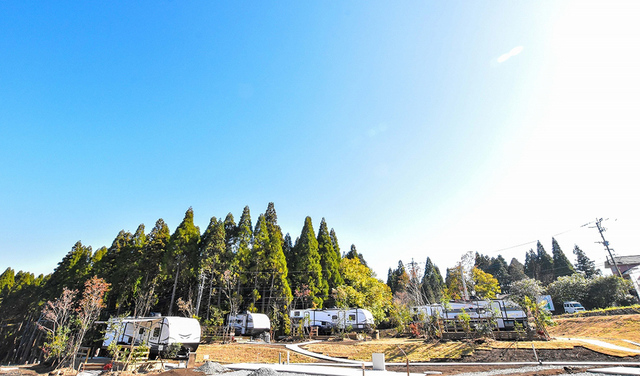 <div>『FRANPING VILLAGE 阿蘇』</div>
<div>大自然の中でキャンプの不便さとホテルの快適さを併せ持つ</div>
<div>アウトドア初心者向けのキャンピング。</div>
<div>熊本県阿蘇市乙姫2052 コスギリゾート阿蘇ハイランド</div>
<div>https://goo.gl/maps/cV1wSDFEfDetyWQXA</div>
<div>https://www.instagram.com/franping.amakusa/</div>
<div>https://www.facebook.com/franpingvillageasokosugiresort</div><div class="news_area is_type02"><div class="thumnail"><a href="https://goo.gl/maps/cV1wSDFEfDetyWQXA"><div class="image"><img src="https://lh5.googleusercontent.com/p/AF1QipMnjXLh_pHvl8Rf0U75RYFKEwbKkwbEDqmzbY73=w256-h256-k-no-p"></div><div class="text"><h3 class="sitetitle">フランピングビレッジ阿蘇</h3><p class="description">キャンプ場 · 乙姫２０４３−３</p></div></a></div></div> ()