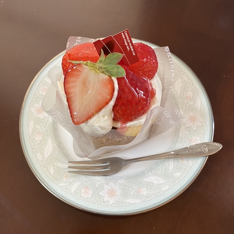 栗東駅から徒歩約7分のパティスリー リコッタ。いちごのケーキが沢山並んでいます。写真はいちごちゃん420円税込。 ()