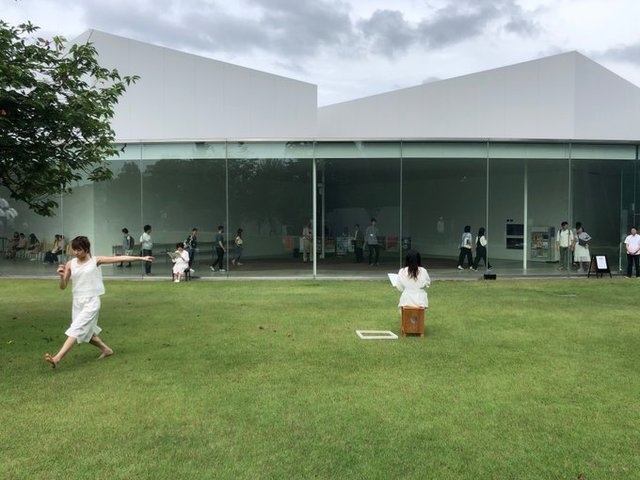 <p>「21st Century Museum of Contemporary Art, Kanazawa」</p>
<p>世界の現在（いま）とともに生きる美術館。</p>
<p>まちに活き、市民とつくる、参画交流型の美術館。</p>
<p>地域の伝統を未来につなげ、世界に開く美術館。</p>
<p>子どもたちとともに、成長する美術館。</p>
<p>※全館休館中、2020年2月4日(火)からリニューアルオープン</p>
<p>http://bit.ly/38GWN08</p>
<div class="news_area is_type01">
<div class="thumnail"><a href="http://bit.ly/38GWN08">
<div class="image"><img src="https://pbs.twimg.com/media/EPCGv8bUEAAVlGt.jpg:large" /></div>
<div class="text">
<h3 class="sitetitle">金沢21世紀美術館 on Twitter</h3>
<p class="description">“オープンまであと11日！ 金沢21世紀美術館は改修工事のため全館休館中ですが、2月4日(火)からリニューアルオープンいたします。 みなさまのお越しをお待ちしております！ 展覧会やイベントスケジュール、詳細は当館webサイトからご確認ください https://t.co/hUBjpo53Et Photo: WATANABE Osamu”</p>
</div>
</a></div>
</div> ()