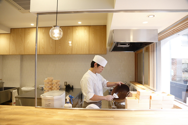 <p>京都でわらび餅を作り続けて100年余の老舗 株式会社笹屋昌園</p>
<p>龍安寺本店の隣に「SASAYASHOEN CAFE&ATELIER」1月22日オープン！</p>
<p>出来たての本わらび餅でしか味わえない美味しさ、</p>
<p>食感を提供するわらび餅の専門店。。</p>
<p>http://bit.ly/2Rhxc6R</p><div class="news_area is_type01"><div class="thumnail"><a href="http://bit.ly/2Rhxc6R"><div class="image"><img src="https://scontent-nrt1-1.xx.fbcdn.net/v/t1.0-9/11898527_408493639347558_138715050512324227_n.jpg?_nc_cat=101&_nc_oc=AQlweoAMoQc-cs99gF087TOYWSwOvtdrr2vU0hY7WHvp-XV5DbZHLl0SFb1VNDDQadI&_nc_ht=scontent-nrt1-1.xx&oh=b29eba17e8b60b795641132c418a72d0&oe=5E8E4DFA"></div><div class="text"><h3 class="sitetitle">誠実職人主義　京菓子司　笹屋昌園　わらびもち</h3><p class="description">誠実職人主義　京菓子司　笹屋昌園　わらびもちさんがカバー写真を変更しました。</p></div></a></div></div> ()