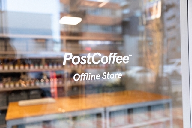 <p>あなた専用のコーヒーボックスがポストに届くコーヒーの定期便ポストコーヒーの</p>
<p>サービス体験にフォーカスした実店舗「PostCoffee Offline Store」2月10日オープン！</p>
<p>店舗ではコーヒー診断をもとにプロのバリスタとともに試飲、飲み比べ、抽出を無料で体験。</p>
<p>Webで販売しているコーヒー豆約30種類、抽出器具のすべてが揃い、気軽に試すことができる。。</p>
<p>http://bit.ly/2tKsiYl</p><div class="news_area is_type01"><div class="thumnail"><a href="http://bit.ly/2tKsiYl"><div class="image"><img src="https://scontent-nrt1-1.cdninstagram.com/v/t51.2885-15/e35/p1080x1080/83961050_2572245736371713_6384880172254871361_n.jpg?_nc_ht=scontent-nrt1-1.cdninstagram.com&_nc_cat=105&_nc_ohc=NWpxuRNE6WEAX9XP-5B&oh=811ee1c6ff736bd1ed7698491828aa4d&oe=5ED25F59"></div><div class="text"><h3 class="sitetitle">PostCoffee ????☕️ポストコーヒー on Instagram: “サービスパワーアップしました！☕️ いままでiOSアプリのみでしたが、どなたでも使えるように????  あなた専用のコーヒーボックスがポストに届くコーヒーの定期便???? ・ ・ #postcoffee #ポストコーヒー #ポストコ #コーヒーのある暮らし #コーヒー好きな人と繋がりたい…”</h3><p class="description">92 Likes, 0 Comments - PostCoffee ????☕️ポストコーヒー (@postcoffee.co) on Instagram: “サービスパワーアップしました！☕️ いままでiOSアプリのみでしたが、どなたでも使えるように????  あなた専用のコーヒーボックスがポストに届くコーヒーの定期便???? ・ ・ #postcoffee…”</p></div></a></div></div> ()