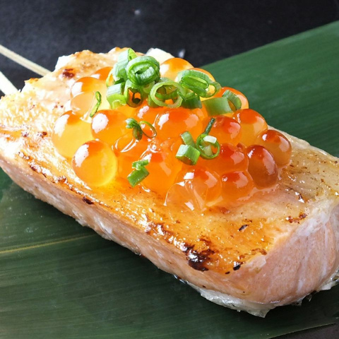 <p>親子サーモン 500円（税抜）</p>
<p>北海道といえば鮭・いくら！</p>
<p>生でも食べられるサーモンを串焼きで仕上げました。いくらを乗せてお召し上がりください。</p> ()