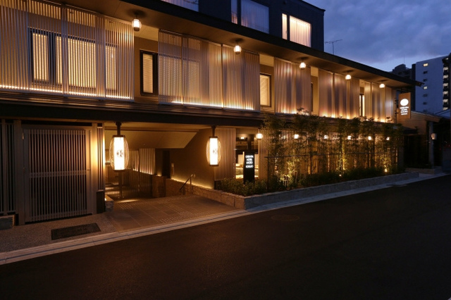 <p>『ORIENTAL HOTEL KYOTO ROKUJO』2019.11.1オープン</p>
<p>禅と茶庭の露地をテーマに、提灯の灯りに導かれるホテル。</p>
<p>住所:京都市下京区卜味金仏町181番</p>
<p>https://kyotorokujo.oriental-hotels.com/</p><div class="thumnail post_thumb"><a href="https://kyotorokujo.oriental-hotels.com/"><h3 class="sitetitle">オリエンタルホテル京都六条</h3><p class="description">京都の伝統文化として育まれ客人をもてなす「茶庭」の文化をモチーフとしたホテルです。</p></a></div> ()