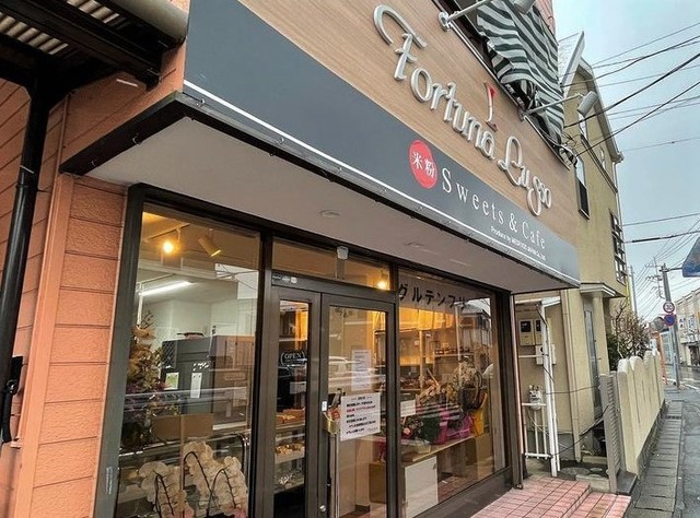 <div>『米粉Sweets & Cafe Fortuna Lusso』</div>
<div>管理栄養士監修、グルテンフリーでこだわり食材を</div>
<div>ふんだんに使った安心安全なお菓子をお届け。</div>
<div>千葉県柏市十余二248-70</div>
<div>https://tabelog.com/chiba/A1203/A120301/12056665/</div>
<div>https://www.instagram.com/fortuna_lusso/</div>
<div><iframe src="https://www.facebook.com/plugins/post.php?href=https%3A%2F%2Fwww.facebook.com%2Ffortuna.lusso%2Fposts%2Fpfbid0KEonnpYBAGnBG57NkYGVz4zZuWqVzQnX3LmH26WHNnEPt6ET4a3iE4KF3Wrs1K7gl&show_text=true&width=500" width="500" height="817" style="border: none; overflow: hidden;" scrolling="no" frameborder="0" allowfullscreen="true" allow="autoplay; clipboard-write; encrypted-media; picture-in-picture; web-share"></iframe></div>
<div>
<blockquote class="twitter-tweet">
<p lang="ja" dir="ltr">可愛らしい春のスイーツがたくさん並んでおります💕。<br />ご来店お待ちしております✨✨。 <a href="https://t.co/kv32umC5bn">https://t.co/kv32umC5bn</a></p>
— Fortuna Lusso@(愛称：ルッソ)身体に優しいお米と米粉のお店 (@FortunaLusso) <a href="https://twitter.com/FortunaLusso/status/1627908886991863809?ref_src=twsrc%5Etfw">February 21, 2023</a></blockquote>
<script async="" src="https://platform.twitter.com/widgets.js" charset="utf-8"></script>
</div>
<div class="news_area is_type01">
<div class="thumnail"><a href="https://tabelog.com/chiba/A1203/A120301/12056665/">
<div class="image"><img src="https://tblg.k-img.com/resize/640x640c/restaurant/images/Rvw/196127/5b3f868568de4b4d33c342f048176569.jpg?token=9c8836a&api=v2" /></div>
<div class="text">
<h3 class="sitetitle">Fortuna Lusso (柏の葉キャンパス/カフェ)</h3>
<p class="description">★★★☆☆3.00</p>
</div>
</a></div>
</div> ()