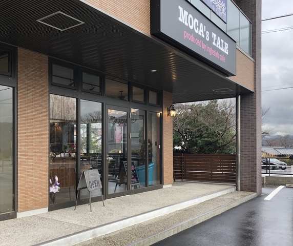 <p>2019年11月11日にオープンした名張市桜ヶ丘のMOCA's TALEさんにおじゃましてきました！</p>
<p></p>
<p>そこで、お持ち帰りもできるハンバーグのラタトゥーユ風ご飯を店内でいただきました。</p>
<p>とても美味しかったです！</p>
<p>こちらは青蓮寺にあるイングルサイドカフェの姉妹店だそうで、そこから作りたてで運ばれてきたスコーンや、ケーキを食後にいただきました。</p>
<p></p>
<p>こちらでも同じ味がいただけるのは嬉しいですね^ - ^</p>
<p>カフェメニューも豊富でした！</p>
<p>名張図書館前なので、本を読みながらお茶するのもいいかも！</p>
<p></p>
<p>ごちそうさまでした(o^^o)</p>
<p></p>
<div class="thumnail post_thumb">
<h3 class="sitetitle"></h3>
</div><div class="thumnail post_thumb"><a href=""><h3 class="sitetitle"></h3><p class="description"></p></a></div> ()