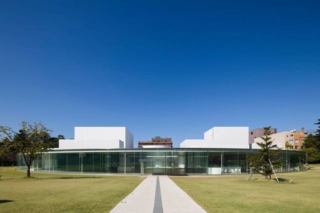 <p>「21st Century Museum of Contemporary Art, Kanazawa」</p>
<p>世界の現在（いま）とともに生きる美術館。</p>
<p>まちに活き、市民とつくる、参画交流型の美術館。</p>
<p>地域の伝統を未来につなげ、世界に開く美術館。</p>
<p>子どもたちとともに、成長する美術館。</p>
<p>※全館休館中、2020年2月4日(火)からリニューアルオープン</p>
<p>http://bit.ly/38GWN08</p>
<div class="news_area is_type01">
<div class="thumnail"><a href="http://bit.ly/38GWN08">
<div class="image"><img src="https://pbs.twimg.com/media/EPCGv8bUEAAVlGt.jpg:large" /></div>
<div class="text">
<h3 class="sitetitle">金沢21世紀美術館 on Twitter</h3>
<p class="description">“オープンまであと11日！ 金沢21世紀美術館は改修工事のため全館休館中ですが、2月4日(火)からリニューアルオープンいたします。 みなさまのお越しをお待ちしております！ 展覧会やイベントスケジュール、詳細は当館webサイトからご確認ください https://t.co/hUBjpo53Et Photo: WATANABE Osamu”</p>
</div>
</a></div>
</div> ()