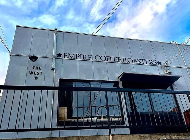 <div>『EMPIRE COFFEE ROASTERS』</div>
<div>empire coffee stand の焙煎所。⁡</div>
<div>岡山県岡山市北区奉還町1丁目12-2</div>
<div>https://goo.gl/maps/CFXaPehmzj5eWmyv6</div>
<div>https://www.instagram.com/empire_coffee_roasters/</div>
<div>
<blockquote class="twitter-tweet">
<p lang="ja" dir="ltr">本日より<br />【 EMPIRE COFFEE ROASTERS 】<br /><br />OPEN 致します🗽🗽🗽<br /><br />これから一生懸命頑張ります🤝<br /><br />よろしくお願い致します🙌 <a href="https://t.co/7s0GhTACDb">pic.twitter.com/7s0GhTACDb</a></p>
— EMPIRE COFFEE ROASTERS (@empire_roasters) <a href="https://twitter.com/empire_roasters/status/1642009636940251139?ref_src=twsrc%5Etfw">April 1, 2023</a></blockquote>
<script async="" src="https://platform.twitter.com/widgets.js" charset="utf-8"></script>
</div>
<div>
<blockquote class="twitter-tweet">
<p lang="ja" dir="ltr">いよいよ明日2023年4月1日より<br />グランドオープン致します🎉🎉🎉<br /><br />クラウドファンディングで<br />協力してくださった皆様<br />いつもお世話になっている方々<br />全国の珈琲好きの皆様に最高の<br />珈琲豆、珈琲を提供できるよう<br />精進して参ります<br /><br />よろしくお願い致します🙏 <a href="https://t.co/JqZHnk2MoD">pic.twitter.com/JqZHnk2MoD</a></p>
— EMPIRE COFFEE ROASTERS (@empire_roasters) <a href="https://twitter.com/empire_roasters/status/1641768581720571904?ref_src=twsrc%5Etfw">March 31, 2023</a></blockquote>
<script async="" src="https://platform.twitter.com/widgets.js" charset="utf-8"></script>
</div>
<div></div><div class="news_area is_type02"><div class="thumnail"><a href="https://goo.gl/maps/CFXaPehmzj5eWmyv6"><div class="image"><img src="https://lh5.googleusercontent.com/p/AF1QipMlvWKRaFXAOiazU1i3D_M8QN-ivSkz_QeESFVI=w256-h256-k-no-p"></div><div class="text"><h3 class="sitetitle">EMPIRE COFFEE ROASTERS · 〒700-0026 岡山県岡山市北区奉還町１丁目１２−２</h3><p class="description">★★★★★ · カフェ・喫茶</p></div></a></div></div> ()
