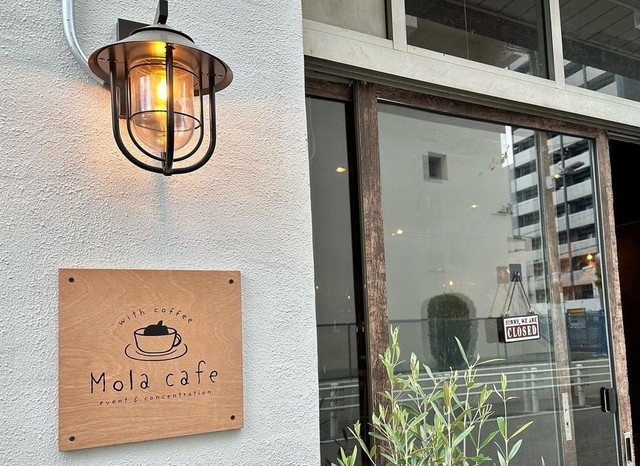 <div>『Mola Cafe（モラカフェ）』4/18open</div>
<div>コーヒーと読書とバスチーと。</div>
<div>大阪府大阪市中央区和泉町1丁目3-3和泉町ビル1F</div>
<div>https://goo.gl/maps/ouTXoQxrEsPDd6XS8</div>
<div>https://www.instagram.com/mola_cafe_tani4/</div>
<div>
<blockquote class="twitter-tweet">
<p lang="ja" dir="ltr">MolaCafeプレオープン決定✨<br /><br />①4/15(土)13:00〜18:00<br />②4/16(日)13:00〜21:00<br />③4/17(月)11:00〜23:00<br /><br />■PC作業ok<br />■強力Wifi完備<br />■席が40席くらいある<br /><br />コーヒーにタコライスにバスクチーズケーキにラテ系まで色々準備してお待ちしてまーす！<br /><br />場所は谷町四丁目すぐ↓<a href="https://t.co/6kvduUeOP2">https://t.co/6kvduUeOP2</a> <a href="https://t.co/99IXwXxa3o">pic.twitter.com/99IXwXxa3o</a></p>
— むかえ🐡Molasoft (@Mukae9) <a href="https://twitter.com/Mukae9/status/1645678266173517826?ref_src=twsrc%5Etfw">April 11, 2023</a></blockquote>
<script async="" src="https://platform.twitter.com/widgets.js" charset="utf-8"></script>
</div><div class="news_area is_type02"><div class="thumnail"><a href="https://goo.gl/maps/ouTXoQxrEsPDd6XS8"><div class="image"><img src="https://lh5.googleusercontent.com/p/AF1QipMQJmYJ7j0e7dbSgrrq9BWGuXx23r8wP-2Lzhq8=w256-h256-k-no-p"></div><div class="text"><h3 class="sitetitle">MolaCafe コーヒーと読書とバスチーと。 · 〒530-0019 大阪府大阪市中央区和泉町１丁目３−３ 和泉町ビル 東号室 学校校庭側</h3><p class="description">カフェ・喫茶</p></div></a></div></div> ()