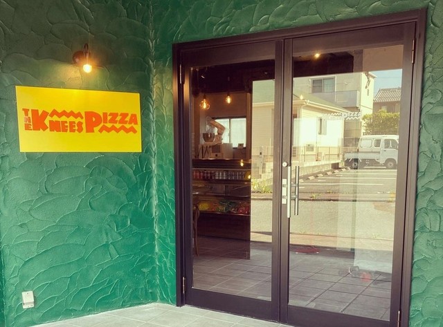 <div>『THE KNEES PIZZA delicious slice of pizza』</div>
<div>50cmのピザを1スライスから手軽に食べられるピザ屋。</div>
<div>場所:三重県名張市緑ヶ丘東171</div>
<div>投稿時点の情報、詳細はお店のSNS等確認ください。</div>
<div>https://www.instagram.com/the_knees_pizza/</div><div class="thumnail post_thumb"><a href="https://www.instagram.com/the_knees_pizza/"><h3 class="sitetitle">Instagram</h3><p class="description"></p></a></div> ()