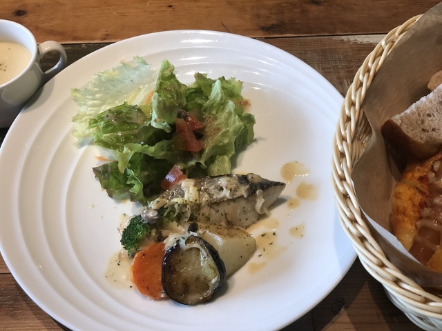 <p>今回は上野市駅の目の前、ハイトピア伊賀二階のChanto Cafe（ちゃんとカフェ）さんにおじゃましてきました！</p>
<p>パンランチはメインが選べて、パン食べ放題！</p>
<p>ハンバーグと白身魚を選びました。またオムライスランチも。</p>
<p>サラダ、スープ付きで、とても美味しかったです！</p>
<p>皆さまもぜひ！</p>
<p></p>
<p>ごちそうさまでした(o^^o)</p>
<div class="thumnail post_thumb">
<h3 class="sitetitle"></h3>
</div> ()