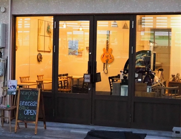 <div>『antcafe Kawaguchi』</div>
<div>自家焙煎のコーヒー自家製スイーツなど。</div>
<div>埼玉県川口市原町9-32</div>
<div>https://tabelog.com/saitama/A1102/A110201/11057986/</div>
<div>https://www.instagram.com/antcafe_kawaguchi/</div>
<div>https://www.facebook.com/antcafeKawaguchi</div>
<div>
<blockquote class="twitter-tweet">
<p lang="ja" dir="ltr">明日6月8日（水）もプレオープン営業となります。<br /><br />13:00〜16:00 （ラストオーダー15:30）<br />とさせていただきます。<br /><br />皆様のご来店を楽しみにお待ちしておりす。（本日より多めにご用意しておりますが、営業中にスイーツが売り切れの場合はご了承下さい） <a href="https://t.co/Yqk8toY6Hh">pic.twitter.com/Yqk8toY6Hh</a></p>
— antcafe Kawaguchi 6/10オープン！ (@antcafe2022) <a href="https://twitter.com/antcafe2022/status/1534163015473704960?ref_src=twsrc%5Etfw">June 7, 2022</a></blockquote>
<script async="" src="https://platform.twitter.com/widgets.js" charset="utf-8"></script>
</div>
<div>
<blockquote class="twitter-tweet">
<p lang="ja" dir="ltr">おはようございます。<br />本日は営業はお休みさせていただき、明日のオープンに向け仕込みを頑張りたいと思います。<br />…が、メープルスコーンのみ、数量限定でテイクアウトいただけますので、ご希望の方がいらっしゃいましたら店頭にてお声がけください（店内のご利用は本日できません、ご了承下さい） <a href="https://t.co/ApmL5jAMsh">pic.twitter.com/ApmL5jAMsh</a></p>
— antcafe Kawaguchi 6/10オープン！ (@antcafe2022) <a href="https://twitter.com/antcafe2022/status/1534686332140032001?ref_src=twsrc%5Etfw">June 8, 2022</a></blockquote>
</div>
<div class="news_area is_type01">
<div class="thumnail"><a href="https://tabelog.com/saitama/A1102/A110201/11057986/">
<div class="text">
<h3 class="sitetitle">antcafe Kawaguchi (川口/カフェ)</h3>
<p class="description">■予算(昼):￥1,000～￥1,999</p>
</div>
</a></div>
</div> ()
