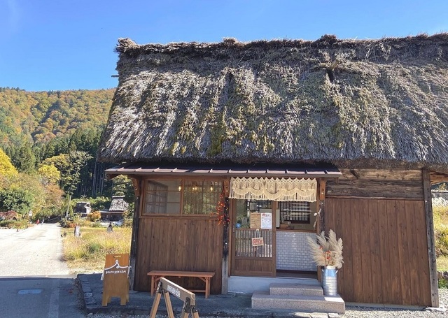 <div>『SOUTH SIDE CAFE』</div>
<div>白川村の週末限定、小さなコーヒースタンド。</div>
<div>場所:岐阜県大野郡白川村荻町2708-1</div>
<div>投稿時点の情報、詳細はお店のSNS等確認下さい。</div>
<div>https://www.instagram.com/southsidecafe___shirakawago/</div>
<div><iframe src="https://www.facebook.com/plugins/post.php?href=https%3A%2F%2Fwww.facebook.com%2Fsouthsidecafe.shirakawago%2Fposts%2F213180637587849&show_text=true&width=500" width="500" height="494" style="border: none; overflow: hidden;" scrolling="no" frameborder="0" allowfullscreen="true" allow="autoplay; clipboard-write; encrypted-media; picture-in-picture; web-share"></iframe></div> ()