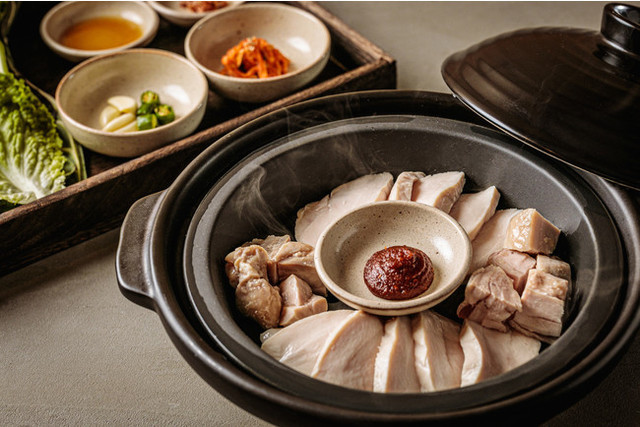 <div>本格韓国料理とナチュールワインが楽しむ</div>
<div>「ITAEWON BOWLS & WINE」2月12日プレオープン！</div>
<div>カロリーが高いと思われている韓国料理を再定義し、</div>
<div>新鮮な野菜・肉をふんだんに使った低カロリーで</div>
<div>身体に優しい韓国料理を提供。。</div>
<div>https://tabelog.com/tokyo/A1307/A130701/13254365/</div>
<div>https://www.instagram.com/itaewonbowls/</div>
<div class="news_area is_type01">
<div class="thumnail"><a href="https://tabelog.com/tokyo/A1307/A130701/13254365/">
<div class="image"><img src="https://tblg.k-img.com/resize/640x640c/restaurant/images/Rvw/145707/145707542.jpg?token=3c847ba&api=v2" /></div>
<div class="text">
<h3 class="sitetitle">ITAEWON BOWLS & WINE 西麻布 (六本木/韓国料理)</h3>
<p class="description">■《2/12オープン》ヘルシービビンバ専門店「イテウォンボウルズ」の初出店舗が西麻布に登場！ ■予算(夜):￥5,000～￥5,999</p>
</div>
</a></div>
</div> ()