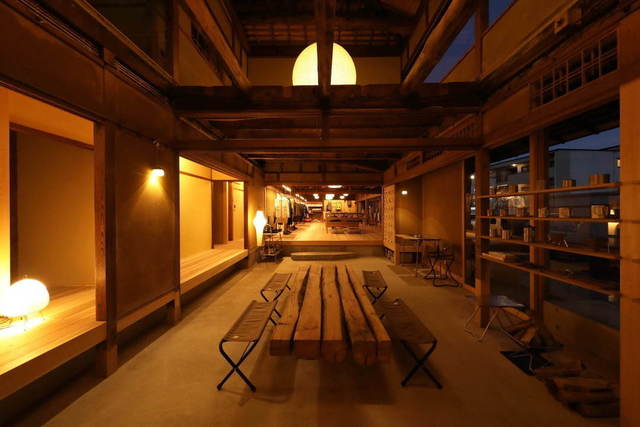 <div>体験型複合施設「Snow Peak LAND STATION KYOTO ARASHIYAMA」8月29日開業！</div>
<div>神社仏閣といった歴史的建造物だけでなく、自然の美しさも見どころの京都・嵐山。</div>
<div>スノーピークのフィルターを通し、日本の伝統や京都の自然に出会える施設を目指す。</div>
<div>築100年の古民家をリノベーションし、ストアやSnow Peak Cafeをオープンする。。</div>
<div>https://sbs.snowpeak.co.jp/landstation_arashiyama/shop/</div>
<div>https://www.instagram.com/snowpeak_ls_arashiyama/</div>
<div>https://www.facebook.com/SnowPeakLandStationKyotoArashiyama</div><div class="news_area is_type01"><div class="thumnail"><a href="https://sbs.snowpeak.co.jp/landstation_arashiyama/shop/"><div class="image"><img src="http://sbs.snowpeak.co.jp/landstation_arashiyama/c9a9d9f584ffaba94f40b441e319b48445f078c1.jpg"></div><div class="text"><h3 class="sitetitle">店舗情報 ｜ スノーピーク ランドステーション 京都嵐山 ＊ Snow Peak Land Station Kyoto Arashiyama</h3><p class="description"></p></div></a></div></div> ()