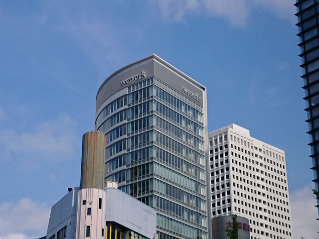 <p>少し遠くからですが、大阪2拠点目となる6月にオープンされた</p>
<p>日本最大級1棟20階建、約2900人収容可能な巨大WeWork</p>
<p>「WEWORK御堂筋フロンティア」を撮ってみました。</p>
<p>11月には神戸にもオープンされるようです。</p>
<p>http://bit.ly/2LRdBKe</p><div class="news_area is_type01"><div class="thumnail"><a href="http://bit.ly/2LRdBKe"><div class="image"><img src="https://scontent-nrt1-1.xx.fbcdn.net/v/t1.0-9/61918161_2301518466599990_174847989771141120_o.jpg?_nc_cat=108&_nc_oc=AQlgbIXkOQAvmIMqfikvkaL6Bw19nbFfm8L2OIm2_Erz32PLslZ99lerdJX2UzAXhiQ&_nc_ht=scontent-nrt1-1.xx&oh=ad3a24076963bddd18744bbb4071333c&oe=5DED4AC5"></div><div class="text"><h3 class="sitetitle">WeWork</h3><p class="description">＼WeWork 御堂筋フロンティアが遂にオープン！／

遂に、大阪に2拠点目のWeWork がオープンいたしました！

北の梅田と南のなんばを繋ぐ御堂筋に、20F建ての日本最大級のWeWorkがオープンいたしました！

大阪メトロ、JR、阪急線、阪神線、京阪線の駅から徒歩10分圏内とアクセス良好！
1Fにはカフェも併設しております！近代的な内装のオフィスビルにはWeWork...</p></div></a></div></div> ()
