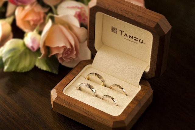 <p>【 タンゾウ.東京本店 】</p>
<p>鍛造の結婚指輪と婚約指輪のオーダーメイドブランド。<br />10年、20年経っても後悔しない。『丈夫で、美しい』鍛造法だから。</p>
<p>東京都中央区東日本橋3-6-17</p>
<p>http://bit.ly/2FDrLtl</p><div class="news_area is_type01"><div class="thumnail"><a href="http://bit.ly/2FDrLtl"><div class="image"><img src="https://scontent-nrt1-1.cdninstagram.com/v/t51.2885-15/e35/56764785_421530025093014_6480067851568053181_n.jpg?_nc_ht=scontent-nrt1-1.cdninstagram.com&_nc_cat=106&_nc_ohc=n9bSBNe6nj4AX-1-VhU&oh=f3b09b23442a0d471348a3690e6a8751&oe=5E9721B8"></div><div class="text"><h3 class="sitetitle">TANZO(結婚指輪・婚約指輪) on Instagram: “先日、TANZOがテレビ朝日系列『羽鳥慎一のモーニングショー』の取材を受けまして、石原良純様が東京店にいらっしゃいました。5/13（月）放送予定ですので、お時間ある方は是非ご覧下さい。 #tanzo #鍛造#結婚指輪#結婚指輪探し #婚約指輪#婚約中#入籍…”</h3><p class="description">106 Likes, 0 Comments - TANZO(結婚指輪・婚約指輪) (@tanzo.bridal) on Instagram: “先日、TANZOがテレビ朝日系列『羽鳥慎一のモーニングショー』の取材を受けまして、石原良純様が東京店にいらっしゃいました。5/13（月）放送予定ですので、お時間ある方は是非ご覧下さい。 #tanzo…”</p></div></a></div></div> ()
