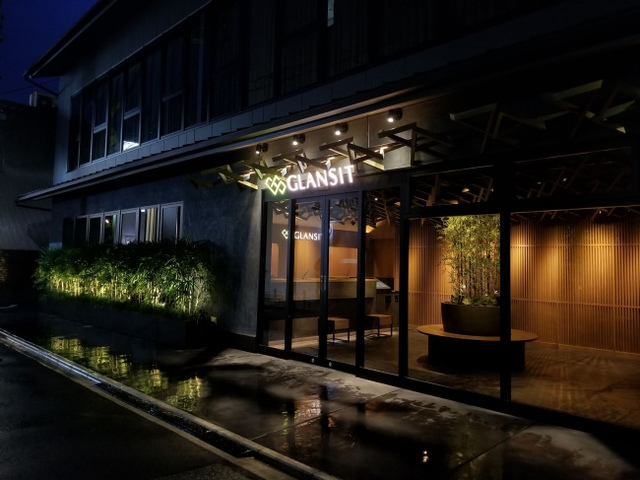 <p>空間デザインはグラマラスが担当<br /><br />モダンかつノスタルジックな魅力を持つ京都に相応しい<br /><br />温かみのある空間と最新鋭の設備を有したカプセルホテル<br /><br />『GLANSIT KYOTO KAWARAMACHI』9月28日グランドオープン！<br /><br />https://goo.gl/6y7GZY</p>
<p>GLAMOROUS co.,ltd.<br />http://glamorous.co.jp/</p><div class="news_area is_type01"><div class="thumnail"><a href="https://goo.gl/6y7GZY"><div class="image"><img src="https://prtree.jp/sv_image/w640h640/cG/lc/cGlcJE1blGdjlu8Q.jpg"></div><div class="text"><h3 class="sitetitle">GLANSIT -グランジット-京都河原町 on Instagram: “. 24時間いつでもご利用いただける男女別のシャワーブース・バスルームを完備しています。 . URLはこちらまで⇒(@glansit_kyoto_kawaramachi) . #グランジット #グランジット京都河原町 #GLANSIT #京都 #京都河原町 #河原町駅…”</h3><p class="description">79 Likes, 0 Comments - GLANSIT -グランジット-京都河原町 (@glansit_kyoto_kawaramachi) on Instagram: “. 24時間いつでもご利用いただける男女別のシャワーブース・バスルームを完備しています。 . URLはこちらまで⇒(@glansit_kyoto_kawaramachi) . #グランジット…”</p></div></a></div></div> ()