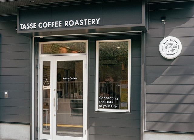 <div>『Tasse Coffee Roastery Tokyo』</div>
<div>コーヒーとお菓子のお店。</div>
<div>東京都新宿区高田馬場1-6-12 1F</div>
<div>https://tabelog.com/tokyo/A1305/A130503/13290067/</div>
<div>https://www.instagram.com/tasse.coffee.roastery</div>
<div><iframe src="https://www.facebook.com/plugins/post.php?href=https%3A%2F%2Fwww.facebook.com%2Fpermalink.php%3Fstory_fbid%3D250567114316502%26id%3D61552776486355%26substory_index%3D250567114316502&show_text=true&width=500" width="500" height="769" style="border: none; overflow: hidden;" scrolling="no" frameborder="0" allowfullscreen="true" allow="autoplay; clipboard-write; encrypted-media; picture-in-picture; web-share"></iframe><br /><br /></div>
<div class="news_area is_type01">
<div class="thumnail"><a href="https://tabelog.com/tokyo/A1305/A130503/13290067/">
<div class="image"><img src="https://tblg.k-img.com/resize/640x640c/restaurant/images/Rvw/221272/8327c8d8d2f54e2e17ecb9b9e9b368ae.jpg?token=08e337c&api=v2" /></div>
<div class="text">
<h3 class="sitetitle">Tasse Coffee Roastery (高田馬場/カフェ)</h3>
<p class="description"></p>
</div>
</a></div>
</div> ()