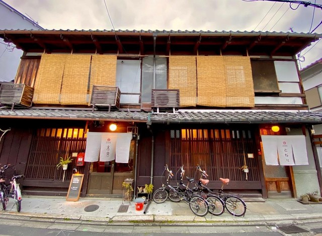 <p>『ゲストハウス木音＆木音となり』</p>
<p>和朝食が人気のゲストハウス 。京町家の2軒長屋を利用した、レトロでどこか懐かしくてほっこりした雰囲気の宿。</p>
<p>住所:京都府京都市上京区溝前町100</p>
<p>https://bit.ly/2UaNeSA</p><div class="news_area is_type01"><div class="thumnail"><a href="https://bit.ly/2UaNeSA"><div class="image"><img src="https://scontent-nrt1-1.cdninstagram.com/v/t51.2885-15/e35/s1080x1080/74693422_395196014470727_3291381713723074234_n.jpg?_nc_ht=scontent-nrt1-1.cdninstagram.com&_nc_cat=111&_nc_ohc=-K2nAAt1bmwAX_gNlT2&oh=cc642505a53549216d4e52ffa4801df4&oe=5EA1402F"></div><div class="text"><h3 class="sitetitle">京都ゲストハウス木音 on Instagram: “早くもコタツ登場しています。今年もここに人がたくさん集まってくれたらいいな〜〜^_^ #コタツ #炬燵 #ぬくい #出れへん #京都 #町家 #ゲストハウス #木音 #ゲストハウス木音 #旅行 #ひとり旅 #kyoto #retro #antique…”</h3><p class="description">96 Likes, 4 Comments - 京都ゲストハウス木音 (@kyoto_guesthouse_kioto) on Instagram: “早くもコタツ登場しています。今年もここに人がたくさん集まってくれたらいいな〜〜^_^ #コタツ #炬燵 #ぬくい #出れへん #京都 #町家 #ゲストハウス #木音 #ゲストハウス木音 #旅行…”</p></div></a></div></div> ()