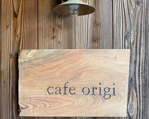 <div>1/16open</div>
<div>『cafe origi』</div>
<div>西陣の京町家でお庭をながめながら</div>
<div>お茶でも飲んでホッとひといき。。。</div>
<div>https://tabelog.com/kyoto/A2601/A260501/26035348/</div>
<div>https://www.instagram.com/cafe.origi/</div>
<div>
<blockquote class="twitter-tweet">
<p lang="ja" dir="ltr">プレオープン、<br />約一ヶ月前の静寂の時<br /><br />記念に写真を撮って頂きました<br />photo y.matsumura<br /><br />やはりプロが撮ると<br />空気までも綺麗に写る<br /><br />いい写真<a href="https://t.co/AXoSO1FVGh">https://t.co/AXoSO1FVGh</a><br /><br />今日もゆるりと営業しております<a href="https://twitter.com/hashtag/cafe?src=hash&ref_src=twsrc%5Etfw">#cafe</a> <a href="https://twitter.com/hashtag/kyoto?src=hash&ref_src=twsrc%5Etfw">#kyoto</a> <a href="https://twitter.com/hashtag/cafeorigi?src=hash&ref_src=twsrc%5Etfw">#cafeorigi</a><a href="https://twitter.com/hashtag/%E3%82%AB%E3%83%95%E3%82%A7%E3%82%AA%E3%83%AA%E3%82%B8?src=hash&ref_src=twsrc%5Etfw">#カフェオリジ</a> <a href="https://twitter.com/hashtag/%E4%BA%AC%E9%83%BD?src=hash&ref_src=twsrc%5Etfw">#京都</a> <a href="https://twitter.com/hashtag/%E8%A5%BF%E9%99%A3?src=hash&ref_src=twsrc%5Etfw">#西陣</a> <a href="https://twitter.com/hashtag/2021%E5%B9%B41%E6%9C%8816%E6%97%A5%E3%82%AA%E3%83%BC%E3%83%97%E3%83%B3?src=hash&ref_src=twsrc%5Etfw">#2021年1月16日オープン</a> <a href="https://t.co/PtkDchZmMG">pic.twitter.com/PtkDchZmMG</a></p>
— cafe origi 2021年1月16日オープンしました (@cafe_origi) <a href="https://twitter.com/cafe_origi/status/1362975924925308932?ref_src=twsrc%5Etfw">February 20, 2021</a></blockquote>
<script async="" src="https://platform.twitter.com/widgets.js" charset="utf-8"></script>
</div>
<div>
<blockquote class="twitter-tweet">
<p lang="ja" dir="ltr">こんにちは<br />今日も18時まで営業しております<br /><br />家から出てきたもの、その1<br /><br />この小窓に飾ってる急須、<br />家を掃除してる時に出てきました<br />・・素敵。<br />元々家にあったものは、<br />この建物に似合うのです<br /><br />何十年かぶりにお外に出たのです<br />鈍い光を放ってます<br /><br />また寒くなりましたね<br />お体にお気をつけ下さい <a href="https://t.co/TJWZ0ZbUN3">pic.twitter.com/TJWZ0ZbUN3</a></p>
— cafe origi 2021年1月16日オープンしました (@cafe_origi) <a href="https://twitter.com/cafe_origi/status/1355341578794004482?ref_src=twsrc%5Etfw">January 30, 2021</a></blockquote>
<script async="" src="https://platform.twitter.com/widgets.js" charset="utf-8"></script>
</div>
<div class="news_area is_type01">
<div class="thumnail"><a href="https://tabelog.com/kyoto/A2601/A260501/26035348/">
<div class="image"><img src="https://tblg.k-img.com/resize/640x640c/restaurant/images/Rvw/145668/145668400.jpg?token=fb851d7&api=v2" /></div>
<div class="text">
<h3 class="sitetitle">カフェ オリジ (今出川/カフェ)</h3>
<p class="description">★★★☆☆3.00 ■予算(昼):～￥999</p>
</div>
</a></div>
</div> ()