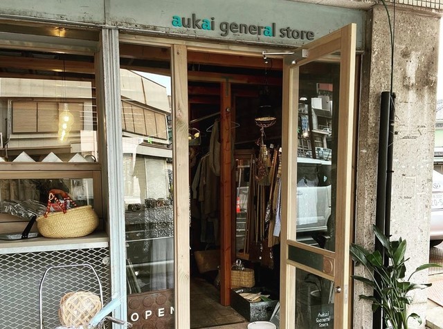 <p>【 Aukai General Store 】</p>
<p>豊橋市水上ビルの服と雑貨と靴下と古着のお店。</p>
<p>愛知県豊橋市駅前大通2-71</p>
<p>https://www.instagram.com/hilo_aukai_aya_s/</p> ()