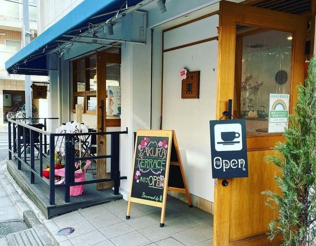 <div>『サクラテラス』</div>
<div>手作りパンとフラワーケーキがオススメのカフェ。</div>
<div>東京都豊島区駒込5-4-28コーポエイキュウ1F</div>
<div>https://www.instagram.com/sakura_terrace_tokyo/<br /><br /></div> ()