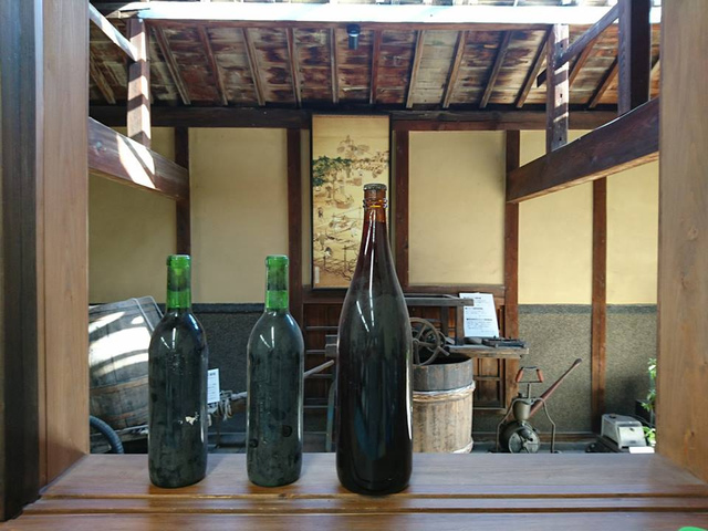 <p>大正3年から日本酒の製造技術を用いてワイン醸造を始めた</p>
<p>西日本では現存する最古のワイナリー、カタシモワイナリーに</p>
<p>「Katashimo Winery's Museum Cafe and Bar」が4/25プレオープン</p>
<p>ミュージアムの建物は大正時代に建築された貯蔵庫（国登録文化財）</p>
<p>大正～昭和のワイン醸造用具（市指定民俗文化財）を展示。</p>
<p>庭を挟んだ隣は築約130年ブドウ農家の古民家建物。</p>
<p>醸造の香り漂う空間で靴を脱いでくつろぎながら</p>
<p>工場直結で管理の行き届いたワインをグラスで楽しめる。。</p>
<p>http://bit.ly/2PuT6SB</p><div class="news_area is_type01"><div class="thumnail"><a href="http://bit.ly/2PuT6SB"><div class="image"><img src="https://scontent-nrt1-1.xx.fbcdn.net/v/t1.0-9/57133743_1952060071572313_516052350817796096_o.jpg?_nc_cat=111&_nc_ht=scontent-nrt1-1.xx&oh=4baaa22bc73321e4262a7ea155aebb70&oe=5D32C21C"></div><div class="text"><h3 class="sitetitle">カタシモワイナリー</h3><p class="description">カタシモワイナリーに
ミュージアム　カフェ＆バーが誕生！

4月25日（木）10:00　プレオープン

「ワイナリー見学会は予約のみだから
　時間が合わなくて行けない…」

「ワイナリーで半日過ごせたらいいなぁ～」

といった皆様の声を受けて、
好きな時に
フラっと立ち寄っていただける場所を
ワイナリーに開設しました！

入場無料

ミュージアムの建物は...</p></div></a></div></div> ()